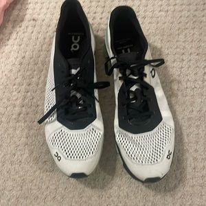 WORN ONCE - On cloud running sneakers US M 11.5 EU 46